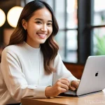 콘텐츠 크리에이터로서의 자기 개발 방법 - **Prompt:** A cheerful Malay female content creator, in her mid-20s, with a warm smile, wearing a mo...